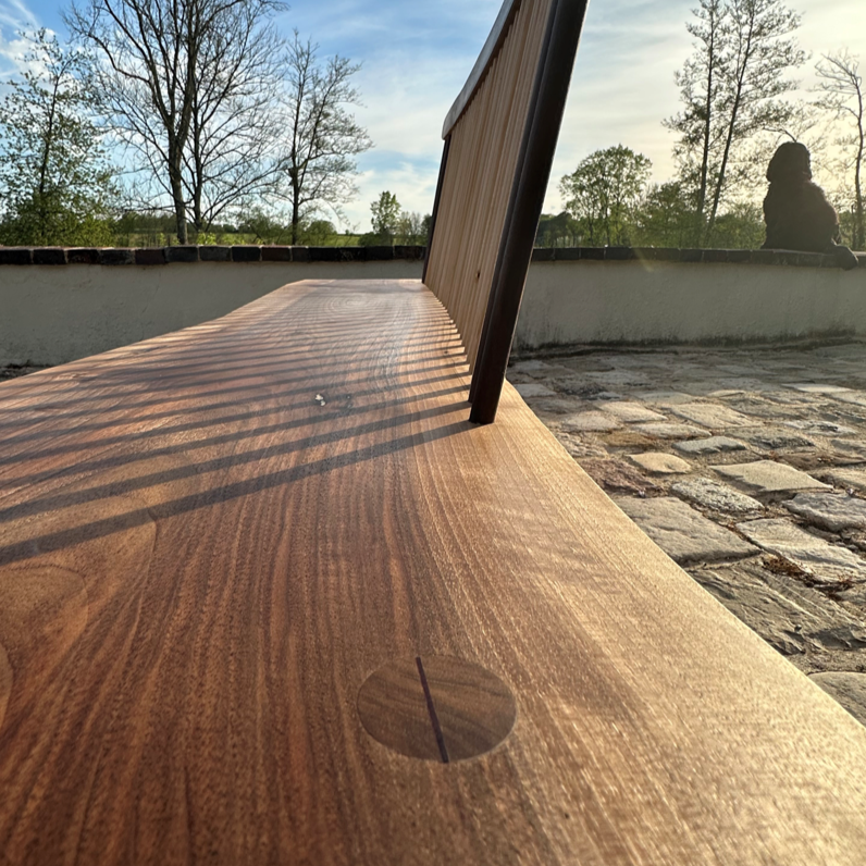 Banc en noyer massif, design épuré et fabrication artisanale française — vue 5