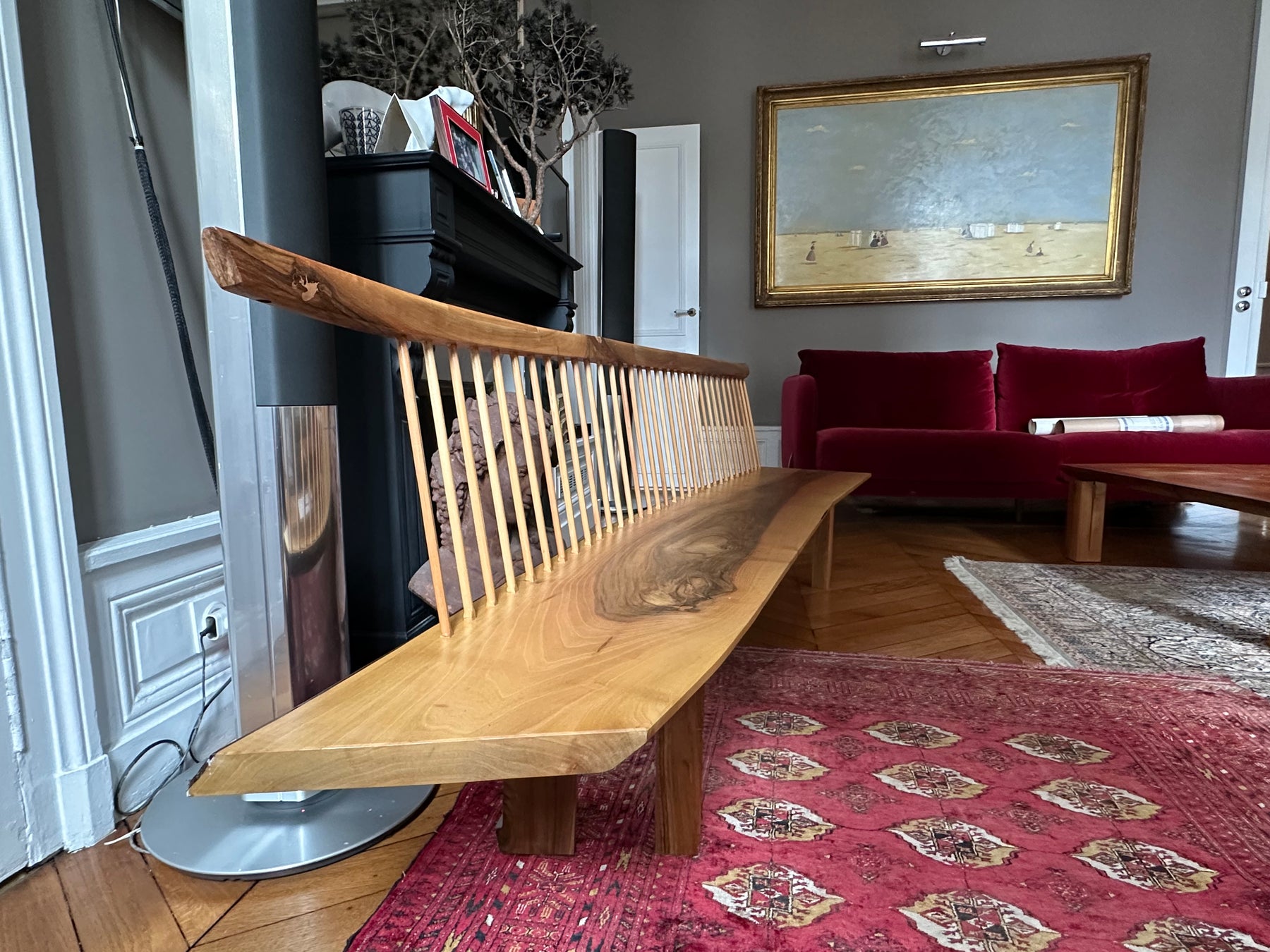 Banc en noyer massif, design épuré et fabrication artisanale française — vue 7