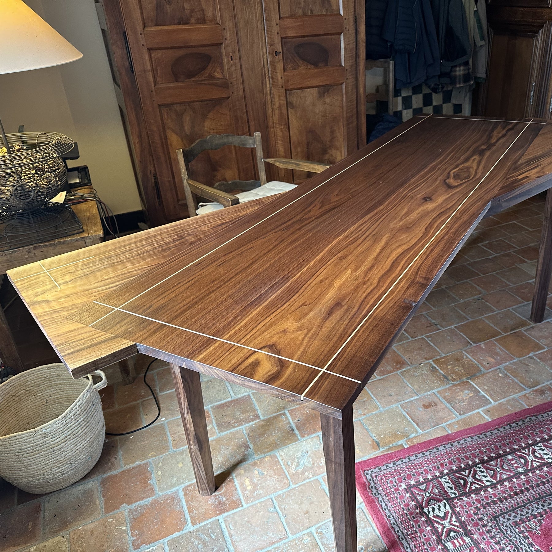 Plateau de noyer aux lignes rectilignes, ébénisterie française