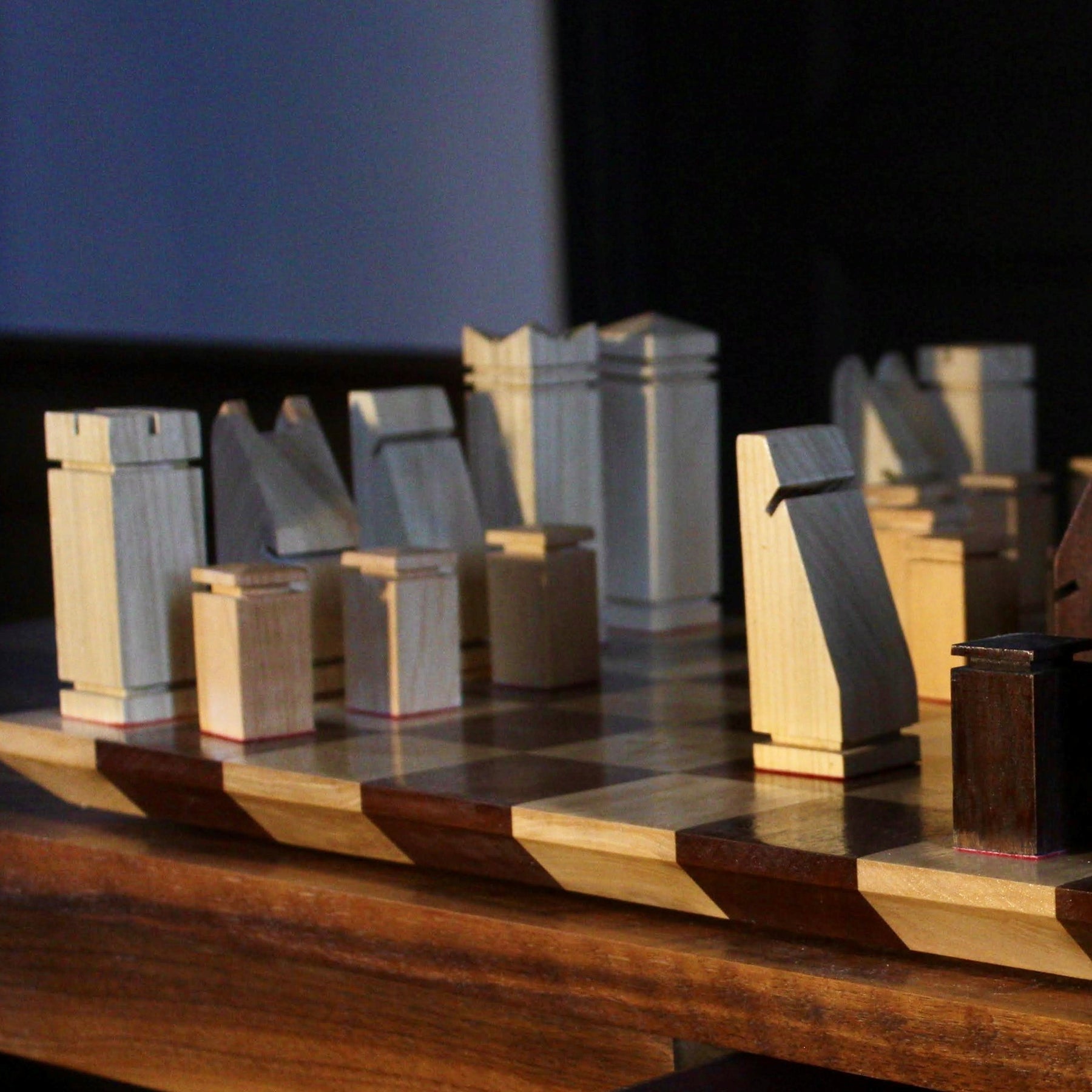 Jeu d'échecs grand format en noyer, orme et acajou — vue 3