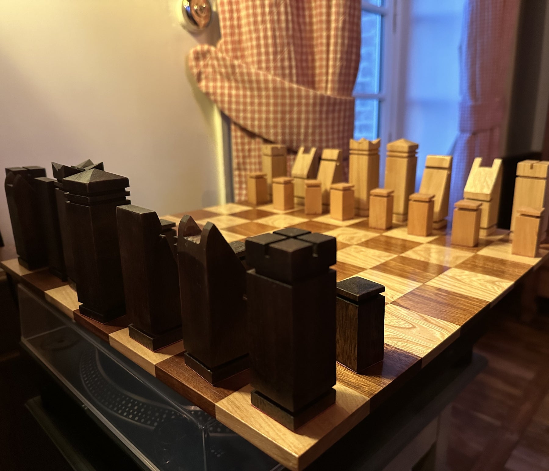 Jeu d'échecs grand format en noyer, orme et acajou — vue 5