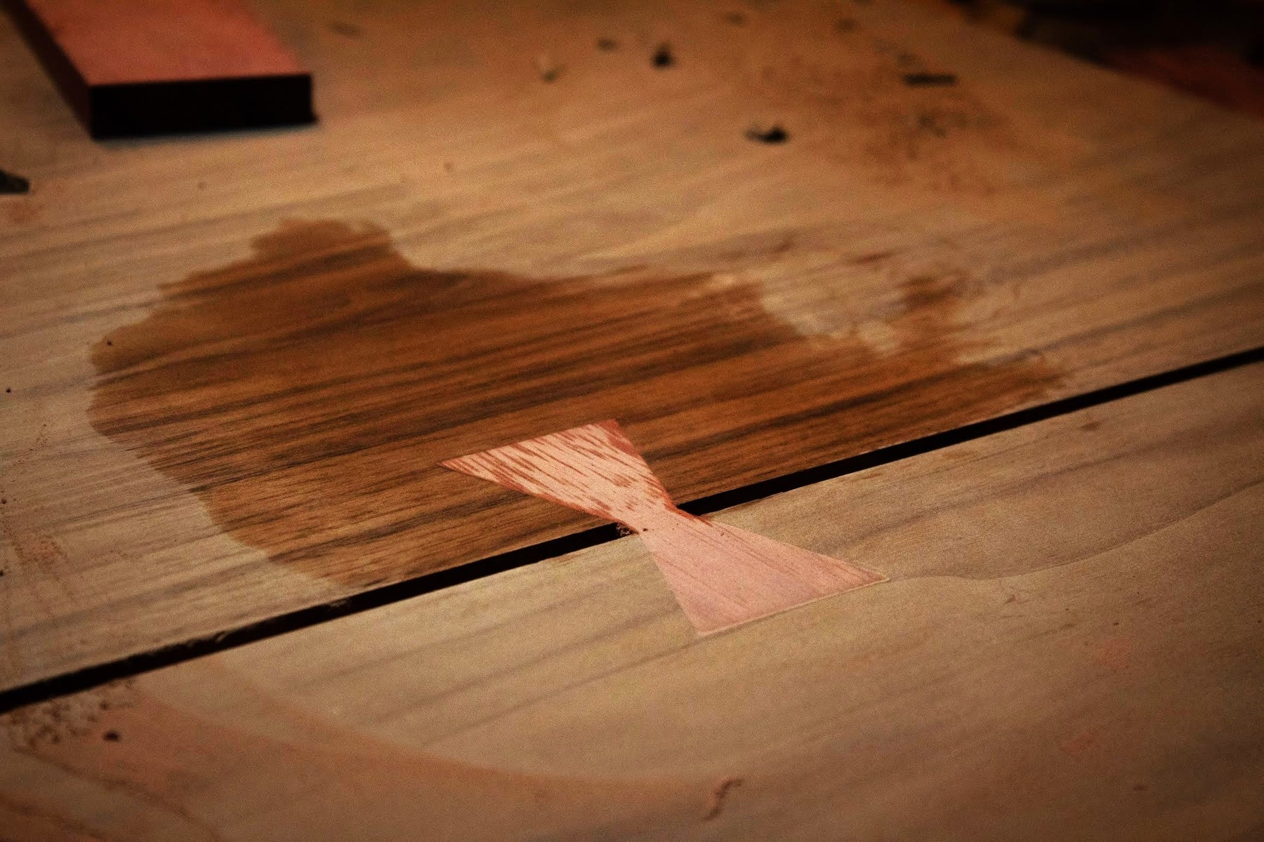 Papillon de structure inséré dans un plateau de noyer noir
